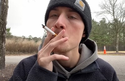 Лечение зависимости от табакокурения в Яровом Мужчина с сигаретой делает затяжку